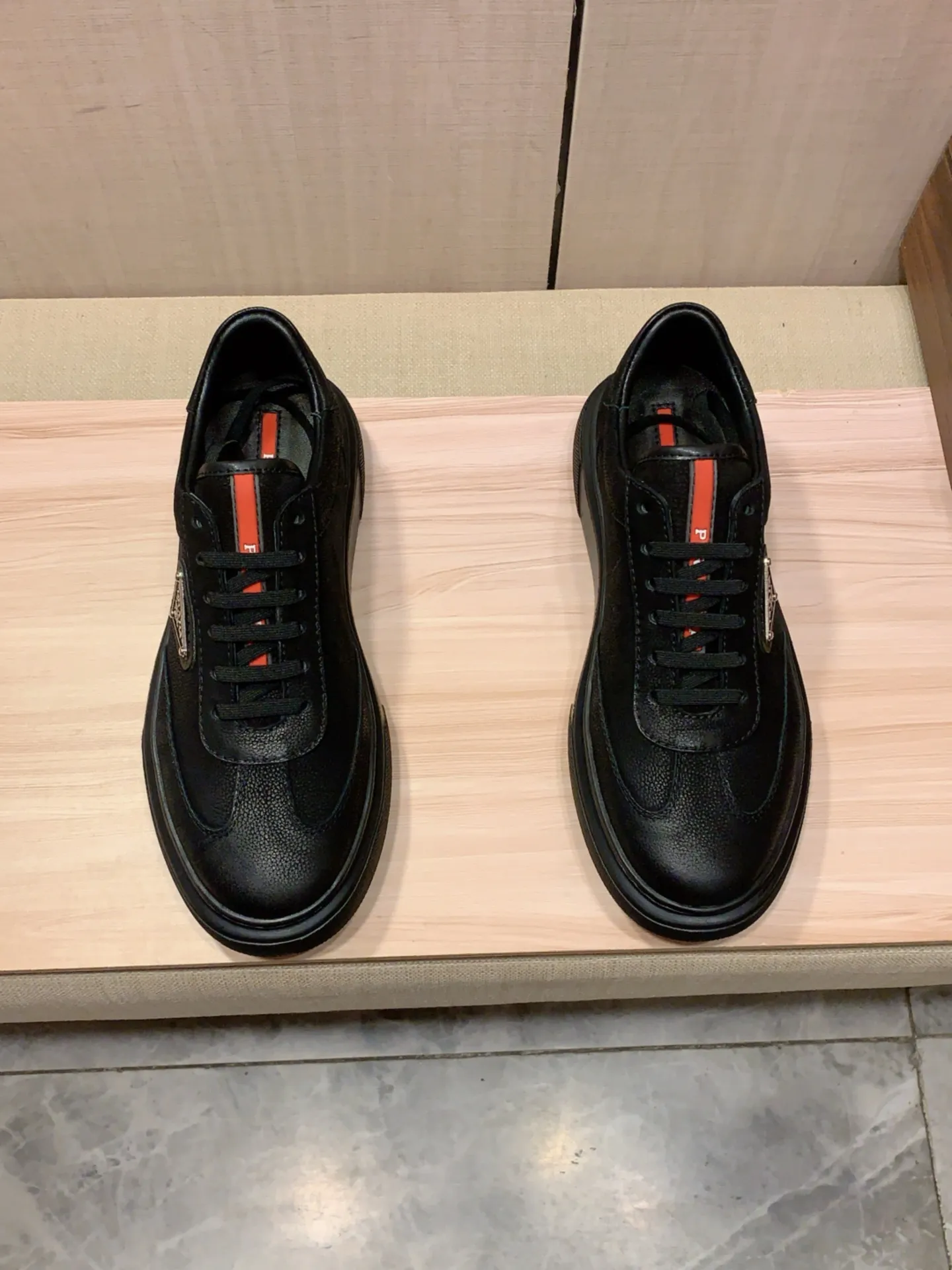 New model: Factory price: 460💰💰🎩🎩[Lightning][Lightning] "Prada Men's Shoes 💰pRADA*" The latest and most popular casual shoes, top brands [seduce] luxury~purchase, top~quality. [Strong] The upper is made of imported breathable and polished cowhide material ➕ Breathable sheepskin feet (•) with fine workmanship. The original stylish and stylish soft rubber wear-resistant and non-slip outsole is light and comfortable on the feet. The real thing looks better when photographed in person. 0186: code: 38-44, 4️⃣ colors selected